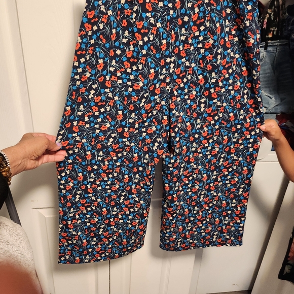 ATTENTION FLORAL CAPRI PANTS WITH POCKETS AND HAVE TO PUT A BELT TOO. - Picture 10 of 17